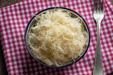 Bir kase mayalanmış lahana, üst manzara.