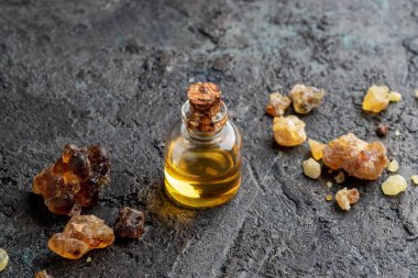 Tütsü şeffaf bir şişede gerekli yağ