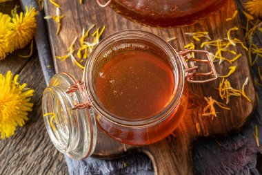 Bir kavanoz karahindiba balı. Şeker ve taze Taraxacum çiçeklerinden yapılmış bir şurup.