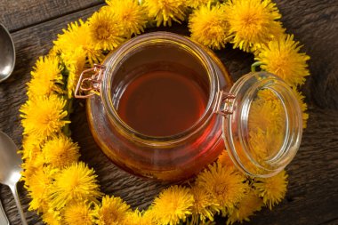 Karahindiba balı - şekerden yapılan bir şurup ve taze Taraxacum çiçekleri