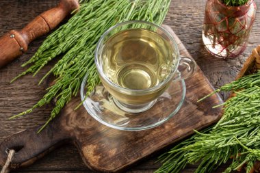 Taze at kuyruklu bir fincan bitki çayı.