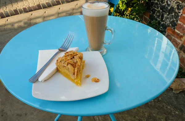 Latte kahve ve kek bir dilim