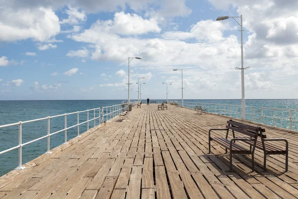 Patrząc wzdłuż drewnianego pomostu w Limassol, Cypr — Zdjęcie stockowe