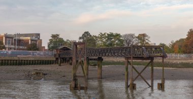 Eski paslı metal Silvertown, Thames Nehri'nin yanında iskele