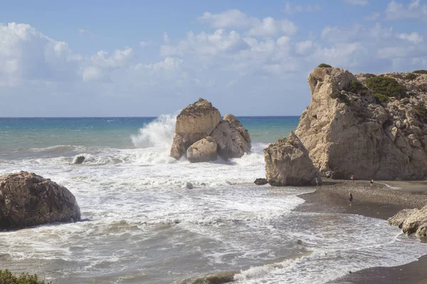 Afrodit kayalıkları Kıbrıs fırtınalı bir günde