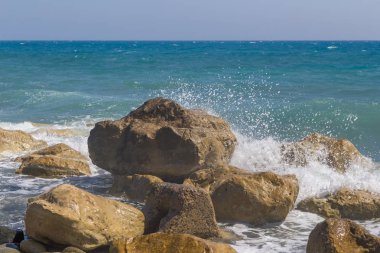 Kayalar ve splash ve Kıbrıs'ta sprey ile dalgalar