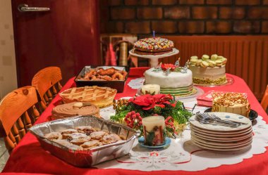 Kayalar ve splash ve Kıbrıs'ta sprey ile dalgalar