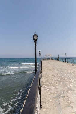 Kıbrıs'ta Limasol yakınlarındaki Amathus'da uzun iskele. 