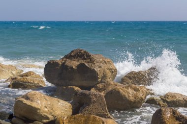 Büyük kaya, deniz, dalgalar çökmesini ve sprey .