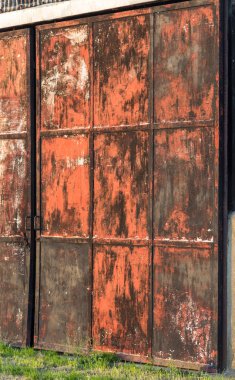 Kırmızı ve paslı metal ahır kapısı, atış, portre portre.