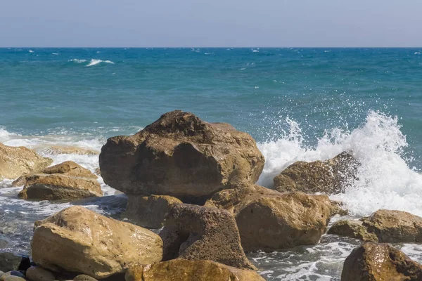 Büyük kaya, deniz, dalgalar çökmesini ve sprey .