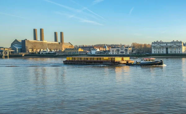 Barcaza tirando de contenedores en el río Támesis en Greenwich . — Foto de Stock