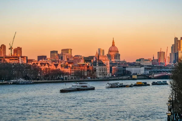 Waterloo Köprüsü'nden alınan Londra manzarası gün batımı görünümü.