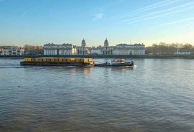 Royal Naval College Greenwich'te kapsayıcılar çekerek mavna
