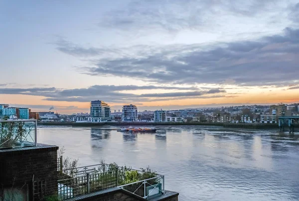Amanecer en el río Támesis en Greenwich mirando hacia el lado sur — Foto de Stock