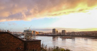 Erken sabah doğru Güneydoğu Londra'da Thames Nehri. 
