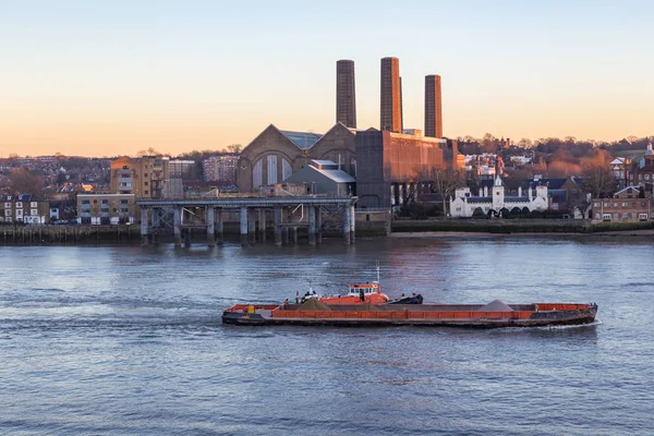 Buque de carga en el río Támesis en la central eléctrica de Greenwich . — Foto de Stock