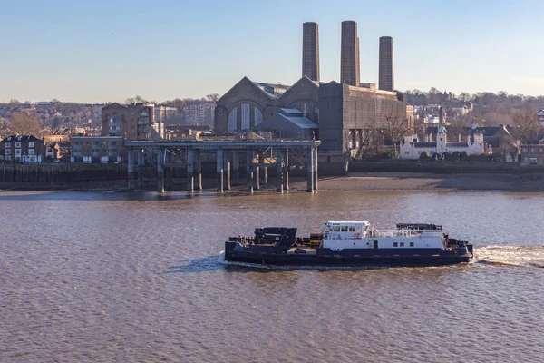 Buque de mantenimiento que viaja por el río Támesis en Greenwich , — Foto de Stock