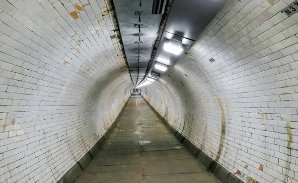 Tunnel pedonale di Greenwich sotto il Tamigi . — Foto Stock