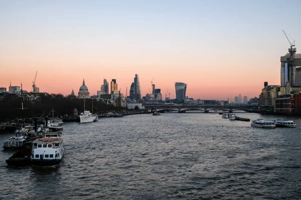 El horizonte de Londres fotografiado al atardecer, del río Támesis y el skline —  Fotos de Stock