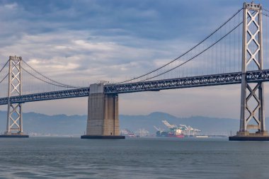 Körfez Köprüsü San Fransico, California, gösteren 