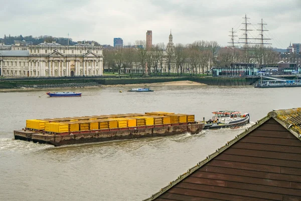 Barcaza tirando de contenedores amarillos en el río Támesis en Greenwich — Foto de Stock