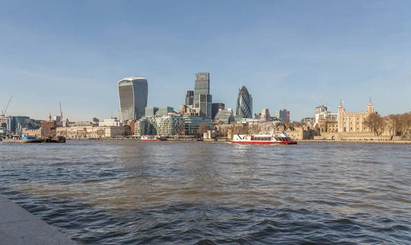 Лондонська Skyline лондонського Тауера та Лондона tak — стокове фото