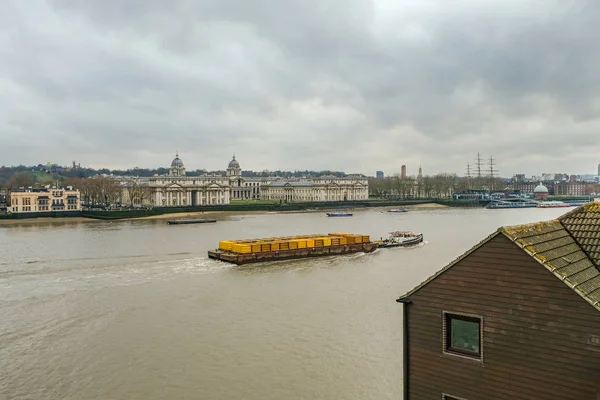 Barcaza tirando de contenedores amarillos en el río Támesis y pasando — Foto de Stock