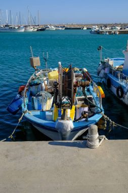 Balıkçı teknesi demirleyen ZYGI, Kıbrıs