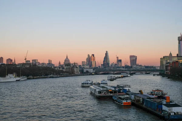 Вечір, вид London City з Ватерлоо мосту. — стокове фото