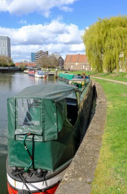 Longboats Nehri Lea, üç Mills'te üzerinde.