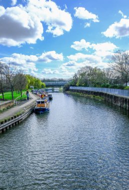 Nehir Lea yay demirleyen longboats ile