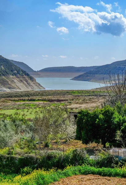 Troodos dağ bahar görünümünden Alassa Barajı