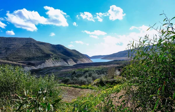Alassa Barajı Troodos dağ, Kıbrıs görüldü