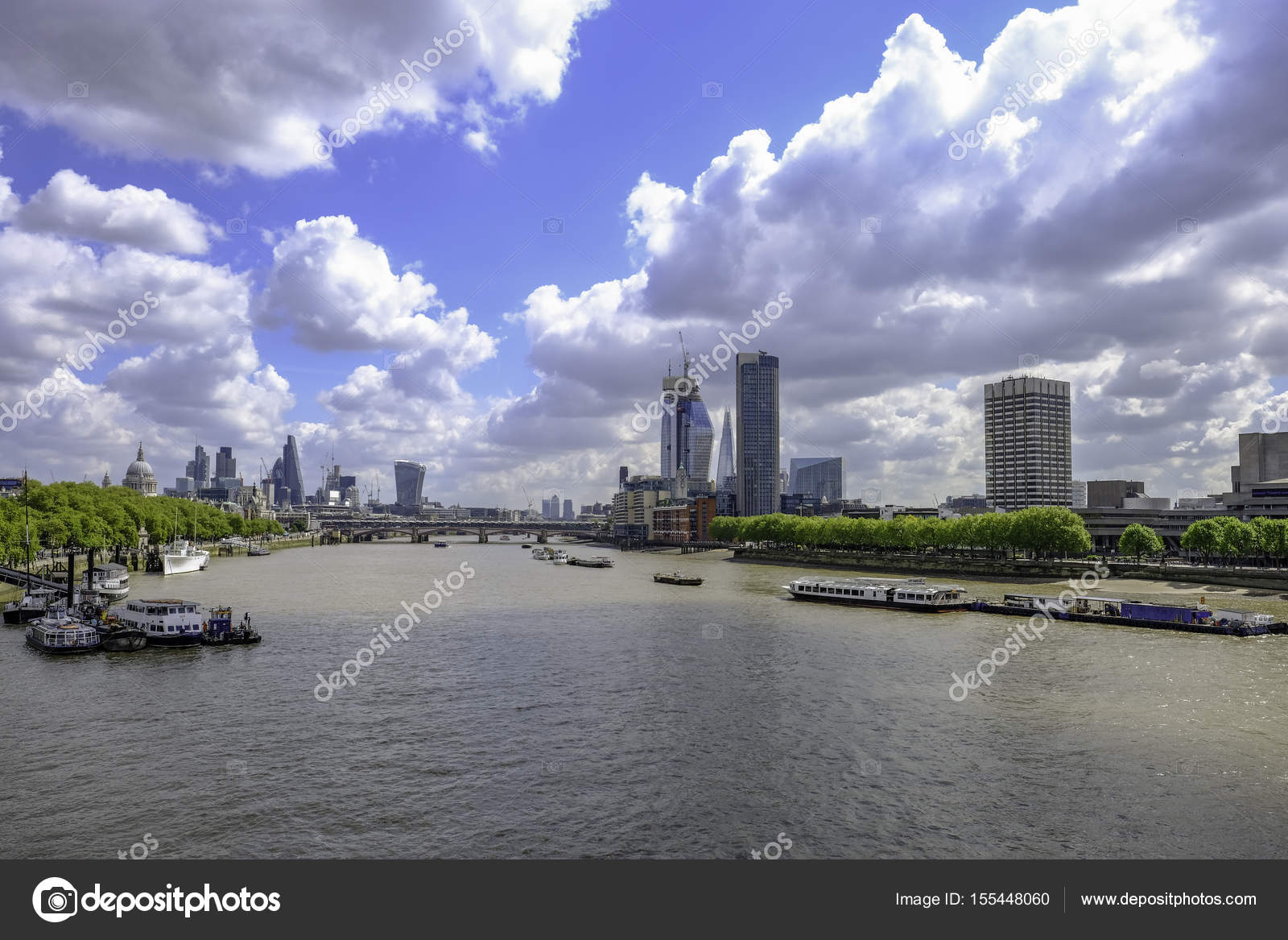 ロンドンのスカイラインは ウォータールー橋から川を見下ろすショット ストック写真 C Jean Cuomo