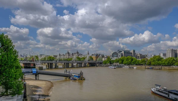 London River Thames vista hacia Hungerford ferrocarril híbrido —  Fotos de Stock