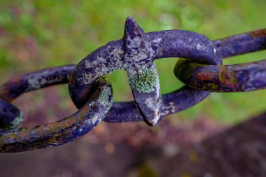 Üç bağlantı eski ve yıpranmış close-up zinciri.