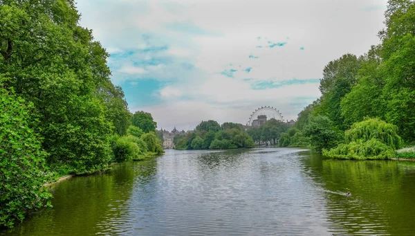 Lake in St. James Park with view to London Eye. — Stock Photo, Image