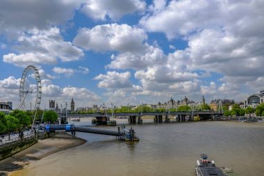 Londra manzarası ile Thames Nehri üzerinde Festival Pier.