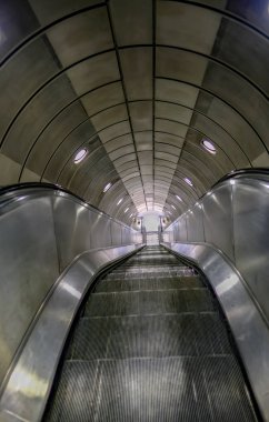 Yeraltı tren sistemi üzerinde boş yürüyen merdiven