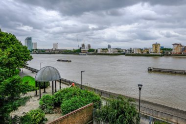 Mcdougal bahçeleri, Thames Nehri ve patika hava atış.