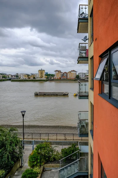 Balcones de apartamentos mirando hacia el río Támesis — Foto de Stock