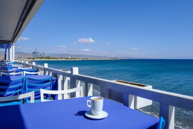 Daire bir sahil Restoran, kahve fincan.
