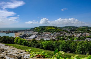 Dover ve kalenin en yüksek limandan görünümü.