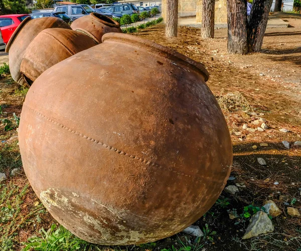 Omodos, Kıbrıs araba parkında terk edilmiş büyük pythari kavanoz