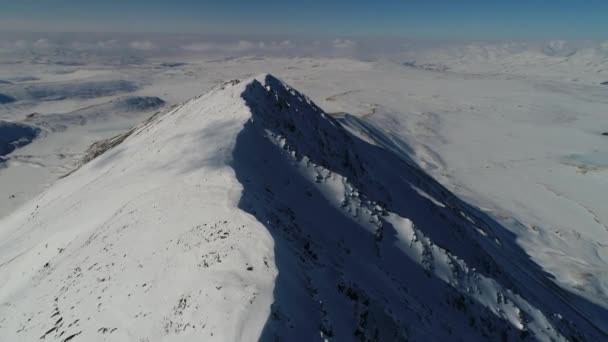 W górach Ałtaj. Szczyt Ałtaju. Ałtaj z wysokości. Masyw górski. Snowy góry. Ośnieżone szczyty. Pokryte śniegiem skały — Wideo stockowe