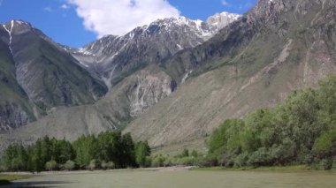 Dağ ve nehir Altay.