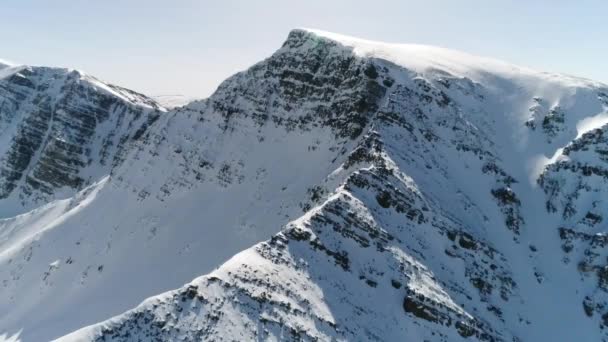 从空中观看阿尔泰山脉 俄罗斯联邦 飞越群山1 阿尔泰山 白雪皑皑的山峰 白雪覆盖的岩石 — 图库视频影像