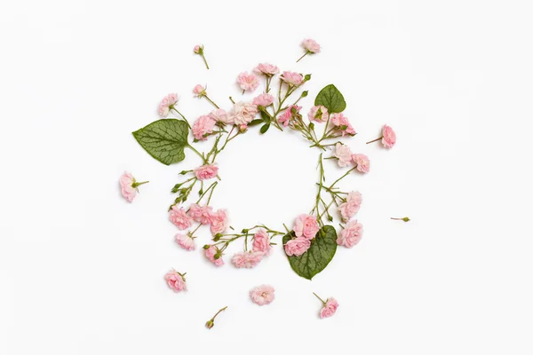 Floral round frame on white background. Flat lay, top view. — Stock Photo, Image