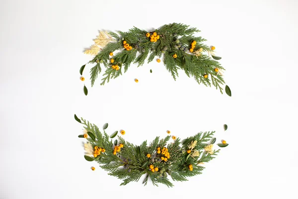 Noel kavramı - çerçeve çelenk evergreen Cupressus ile 